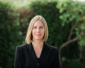 Author photo Elizabeth Singer Hunt, photo credit Clara Lu